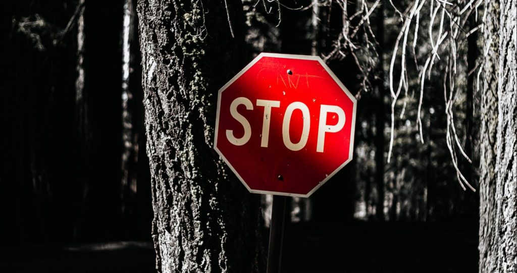「stop」の看板
