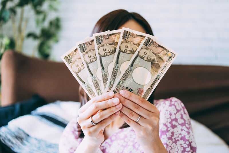 お金を持ってる女性