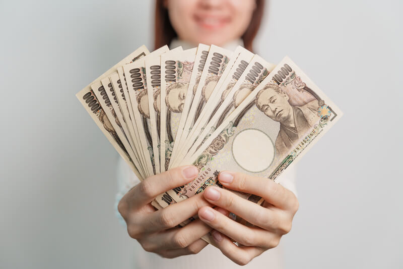 大金を持つ女性