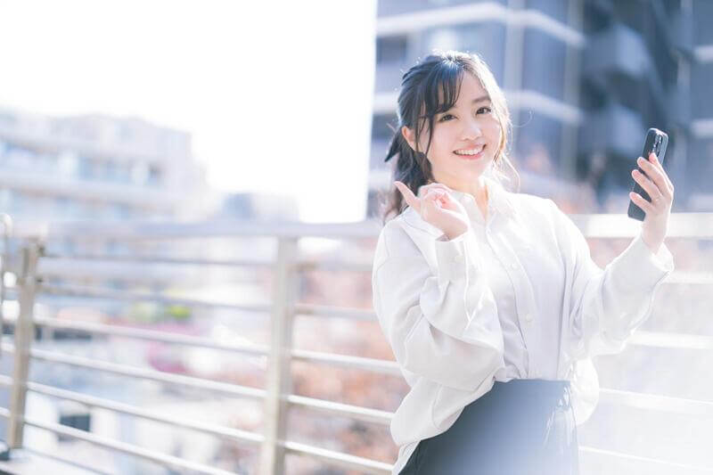 スマホを持つ笑顔の女性